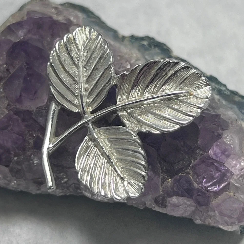 Vintage SARAH COVENTRY Silver Tone Leaf Pin Brooch Trifoliate‎ Clover Design